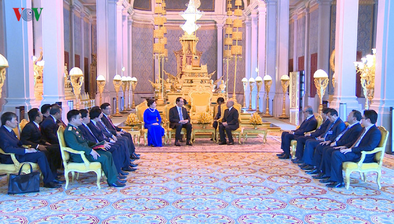 ປະທານປະເທດເຈີນດ້ານກວາງພົບປະເຈລະຈາກັບພະບາດສົມເດັດພະບໍລົມມະນຽດ Norodom Sihamoni